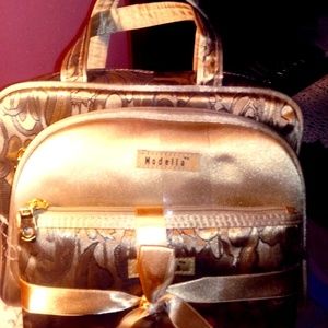 TRAVEL GOLD MAKEUP BAG